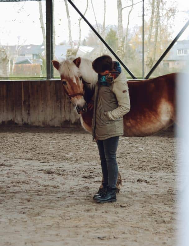 Mariska Dekker coaching met hulp van paarden